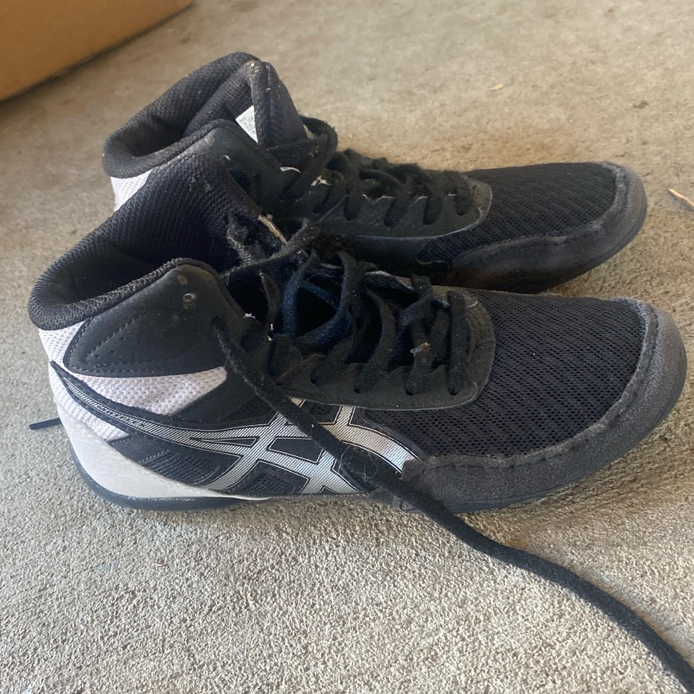 ASICS youth wrestling shoe